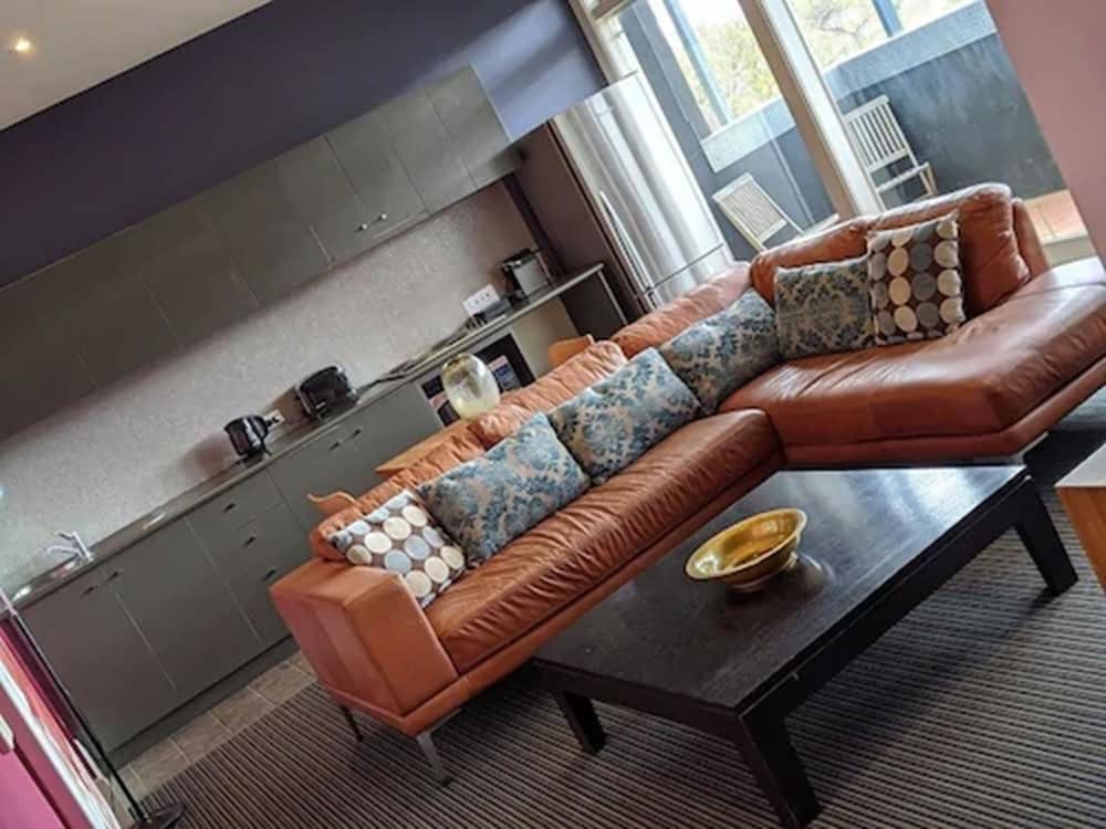 Tolarno Hotel 48/52