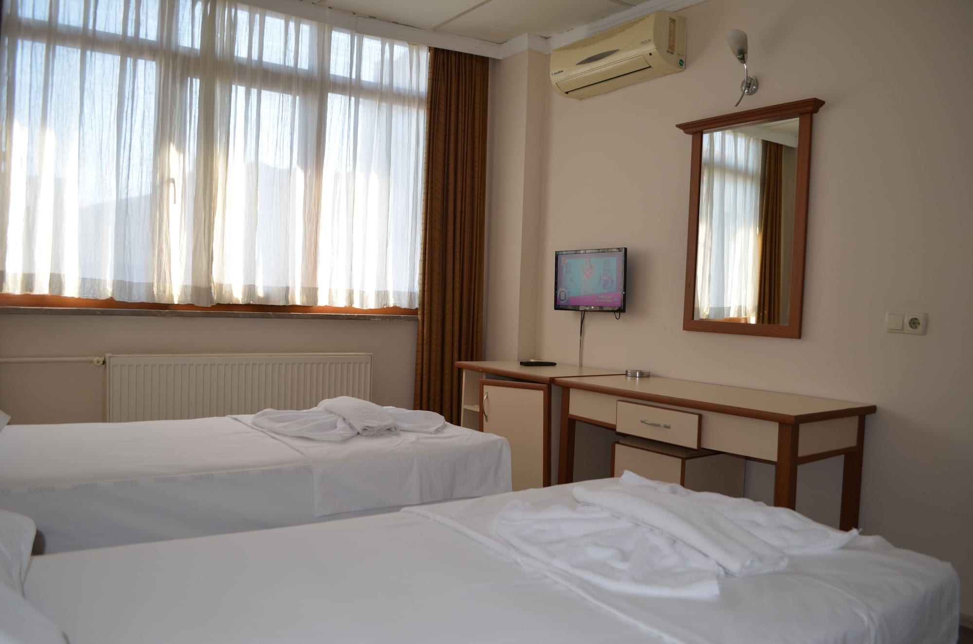 ROOM, TWIN BEDS, LAND VIEW