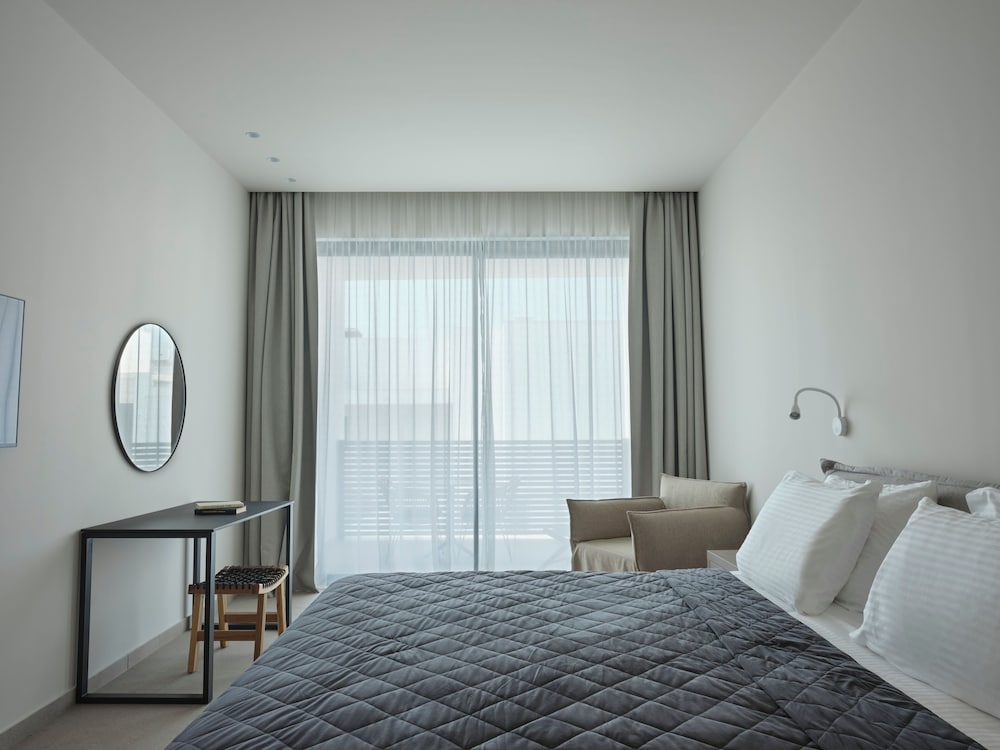 Deluxe, Queen Bed, Lateral Side Sea View, Sofa