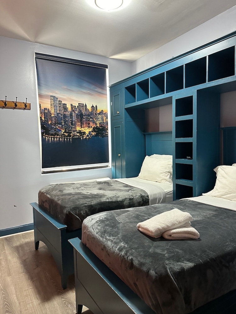 ROOM, TWIN BEDS