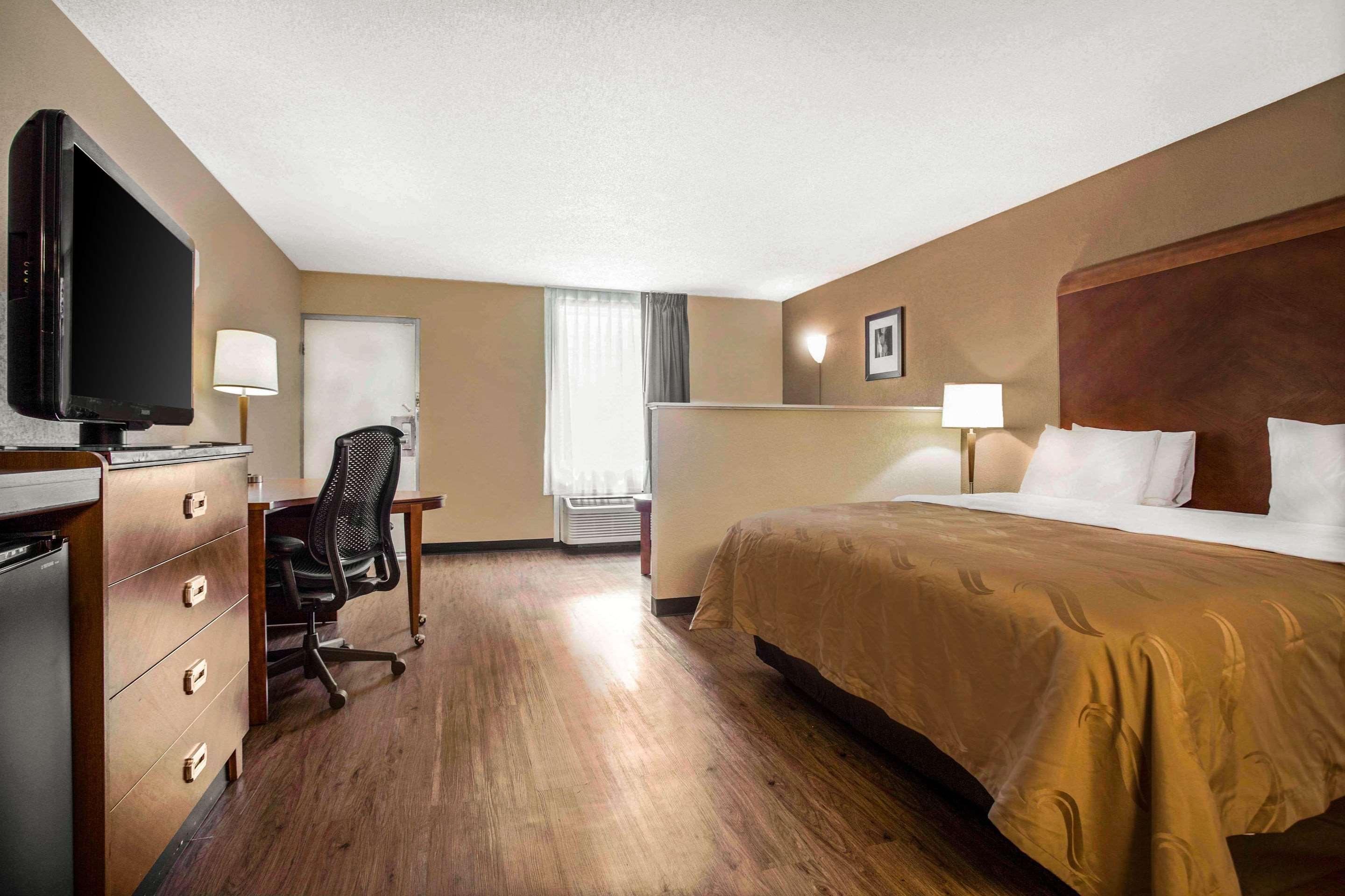 SUITE, KING BED