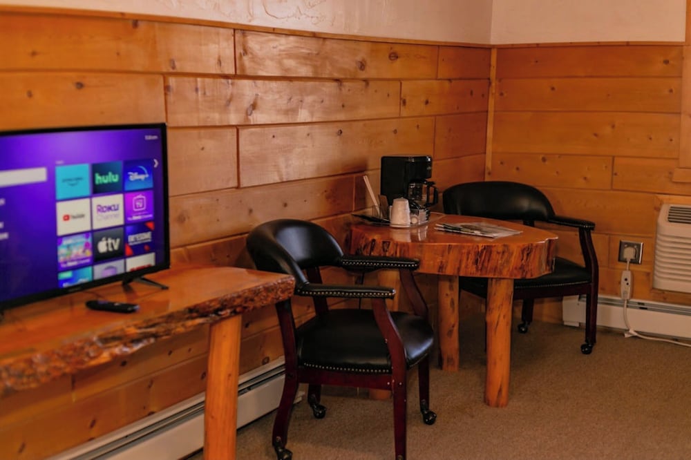 Chinook Winds Motel 66/76