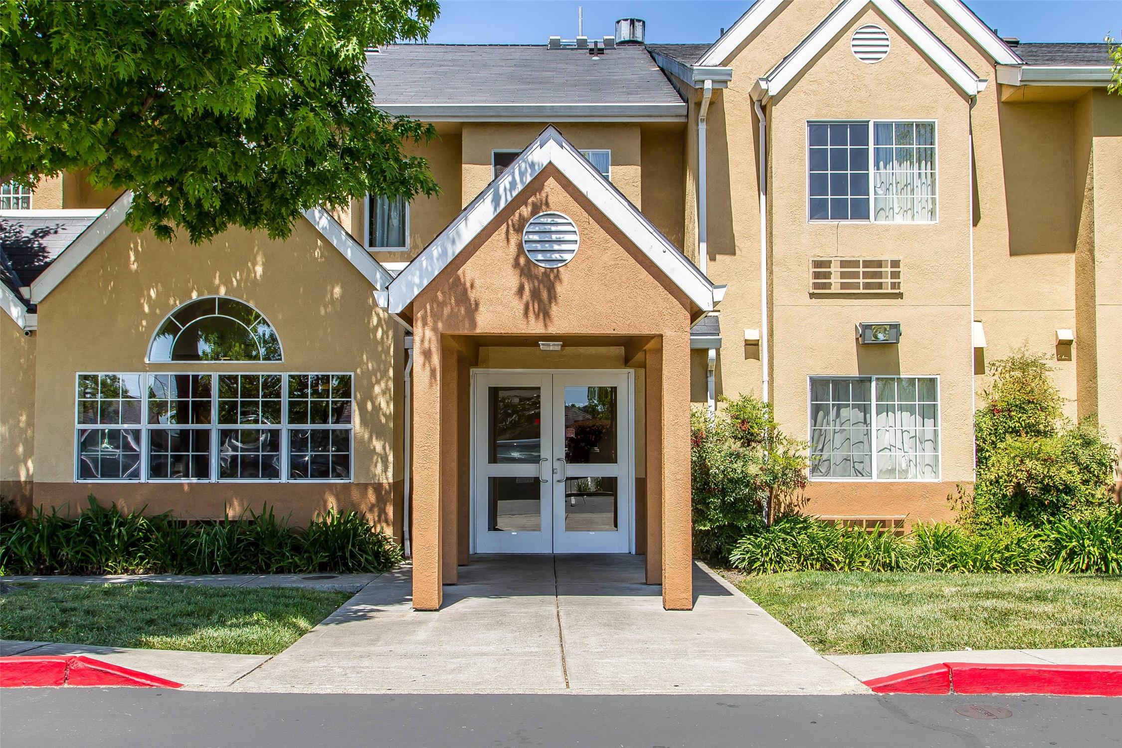 Econo Lodge Inn & Suites Santa Rosa South 4/18