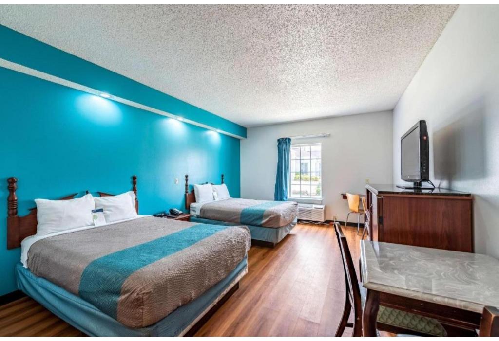 2 Full Beds - Non-Smoking, Micfridge