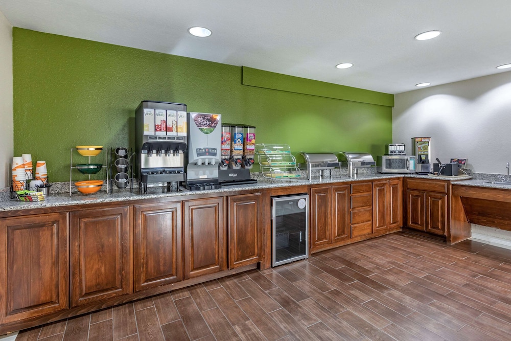 Quality Inn & Suites Longview I-20 14/35