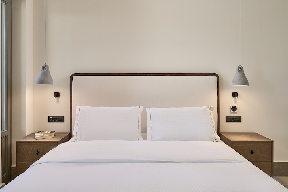 Ios Grand Pool Suites 8/50