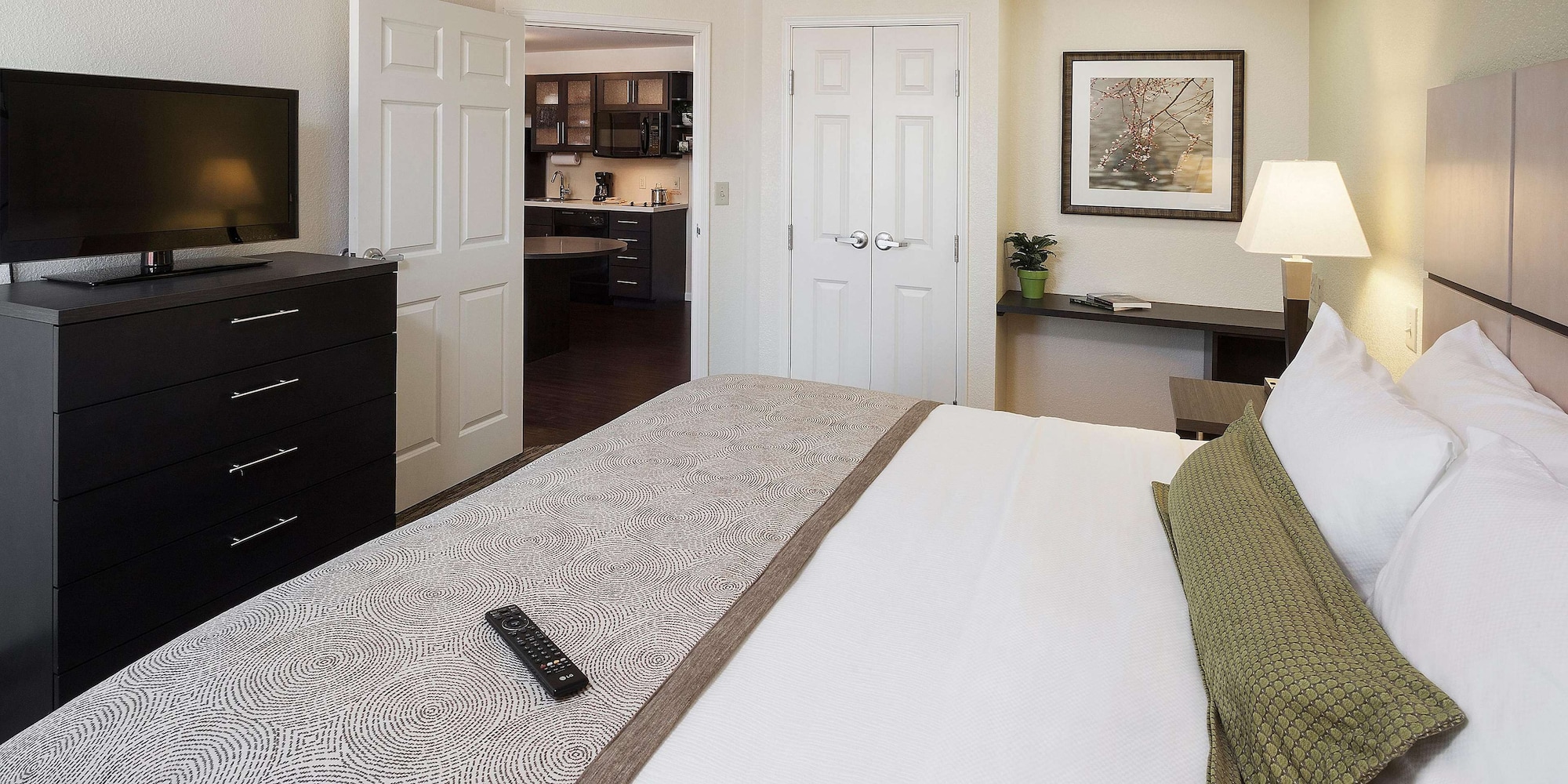 1 BEDROOM, SUITE, QUEEN BED, ACCESSIBLE