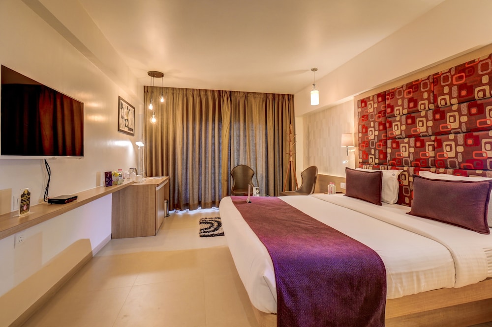 The Ssk Solitaire Hotel & Banquets 16/50