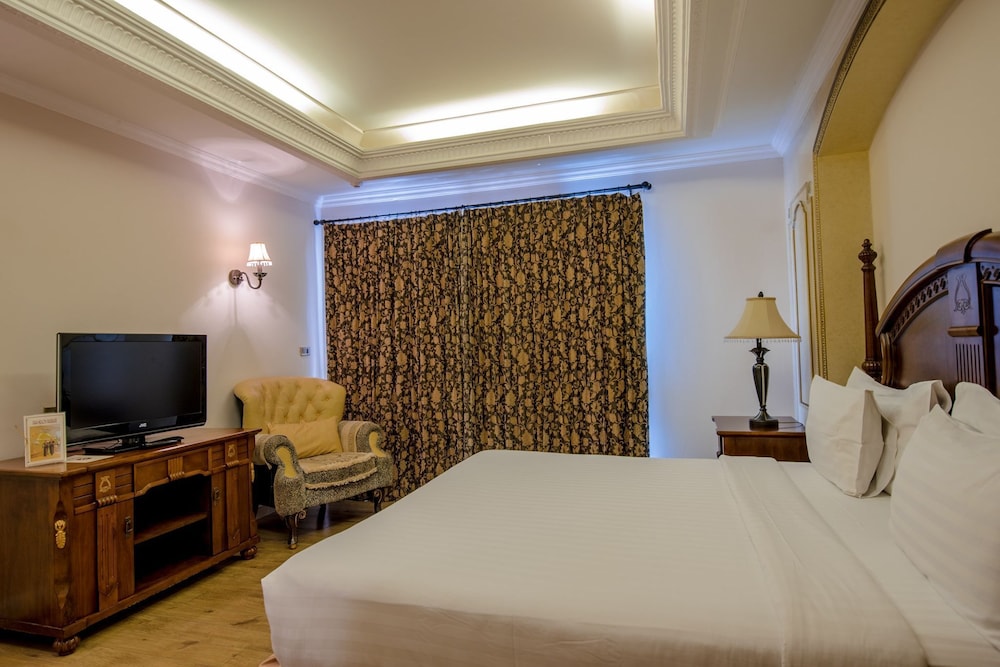 FOUR SEASONS SUITE