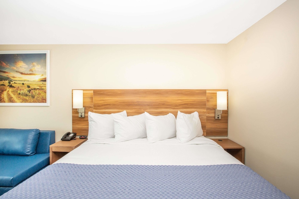 Days Inn & Suites by Wyndham Kearney 13/61