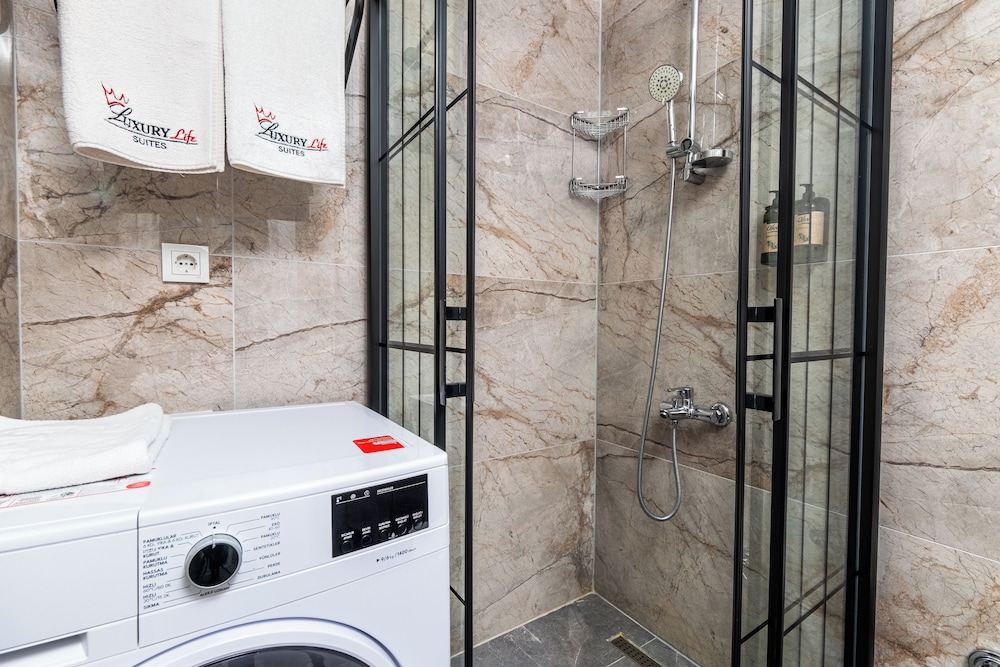 Luxury Life Suites 49/50