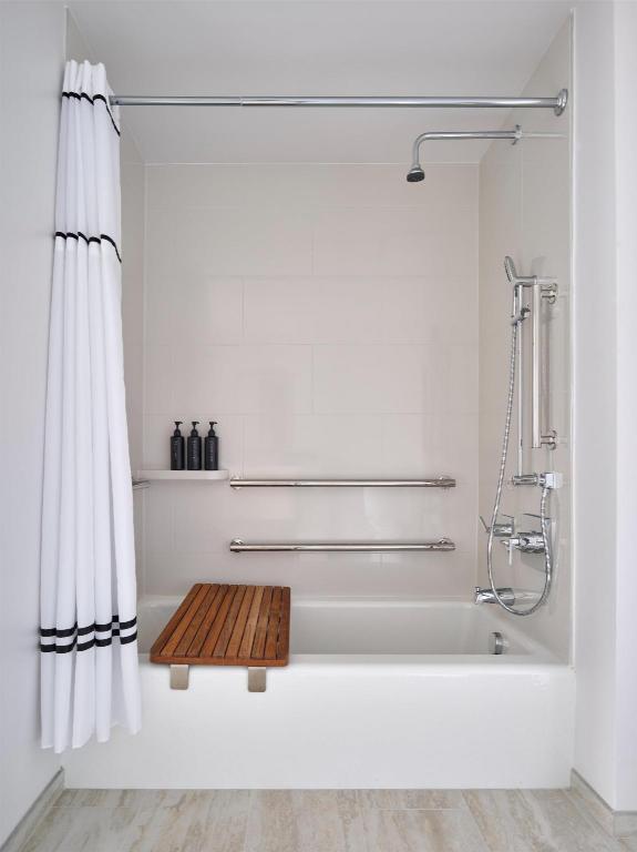 Deluxe, King Bed, Bathtub 7/7