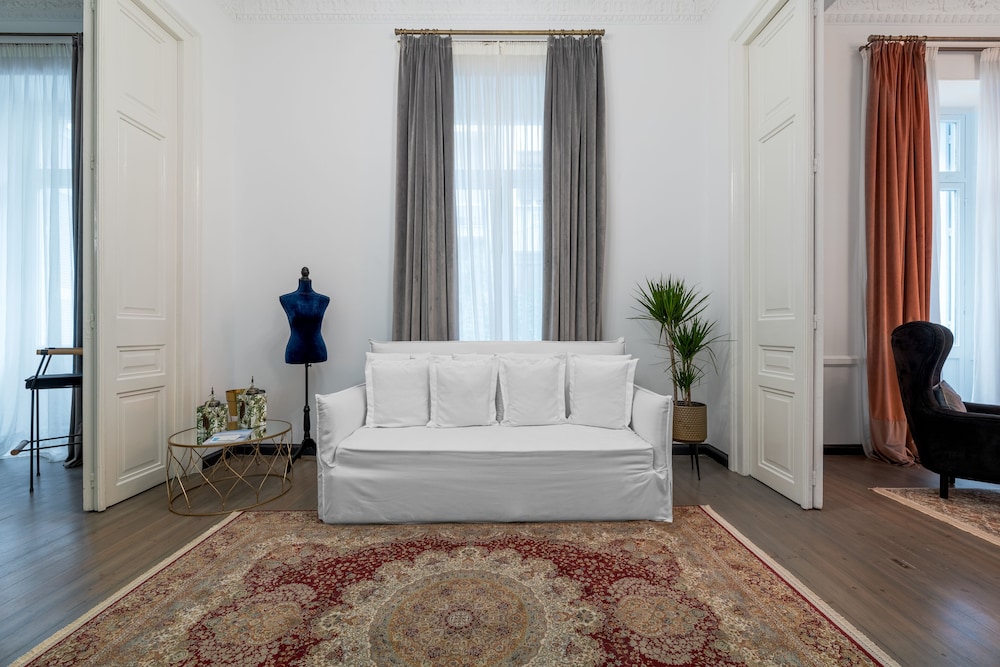 2Mazi Suites 6/47