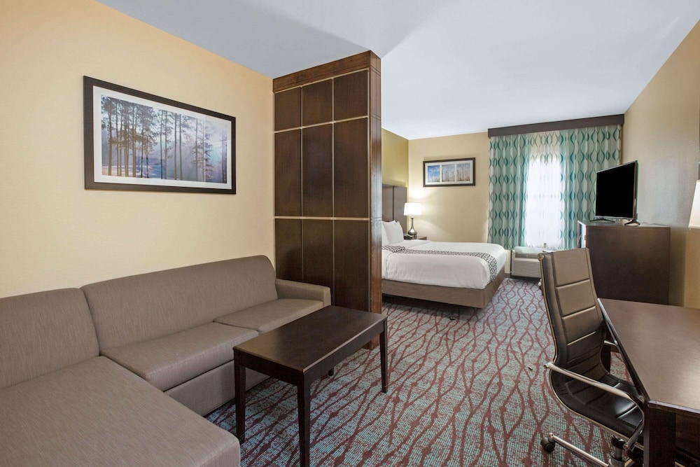 La Quinta Inn & Suites by Wyndham Pasadena North 17/30