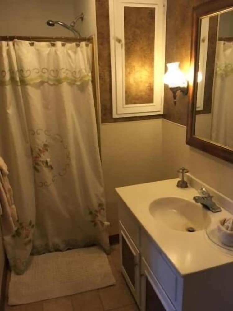 Victorian Charm Inn 45/47