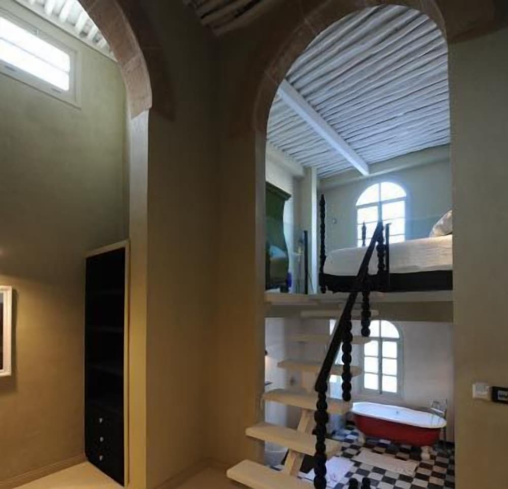 L Alcazar 25/41