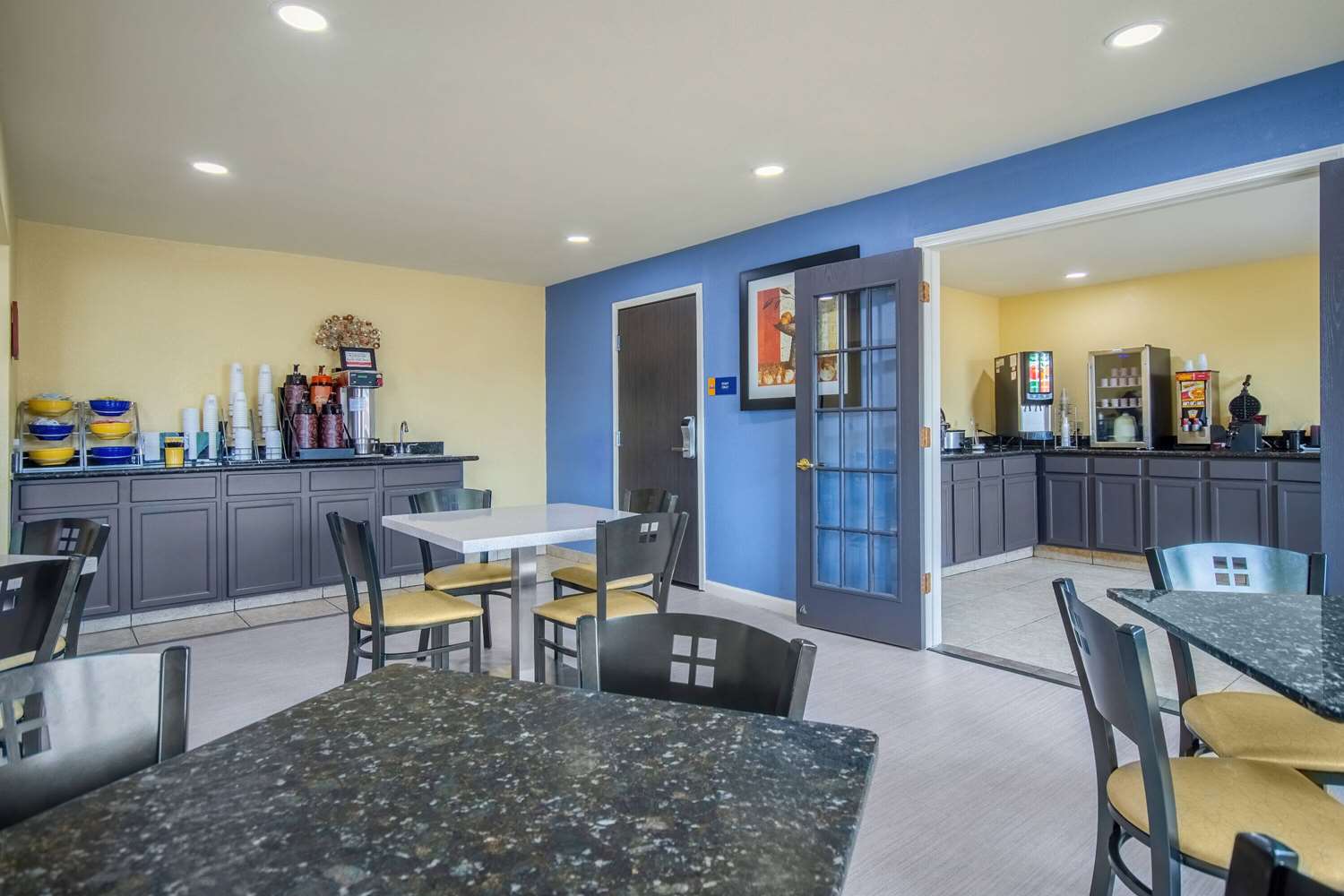 Days Inn & Suites by Wyndham Waterloo 22/30