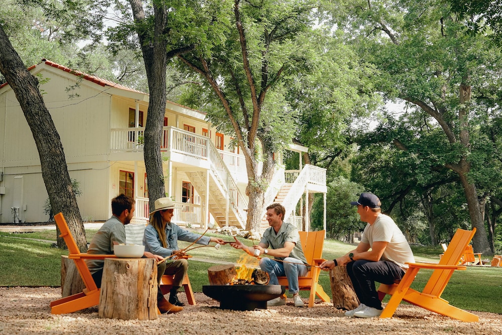 Gruene Outpost River Lodge 40/50