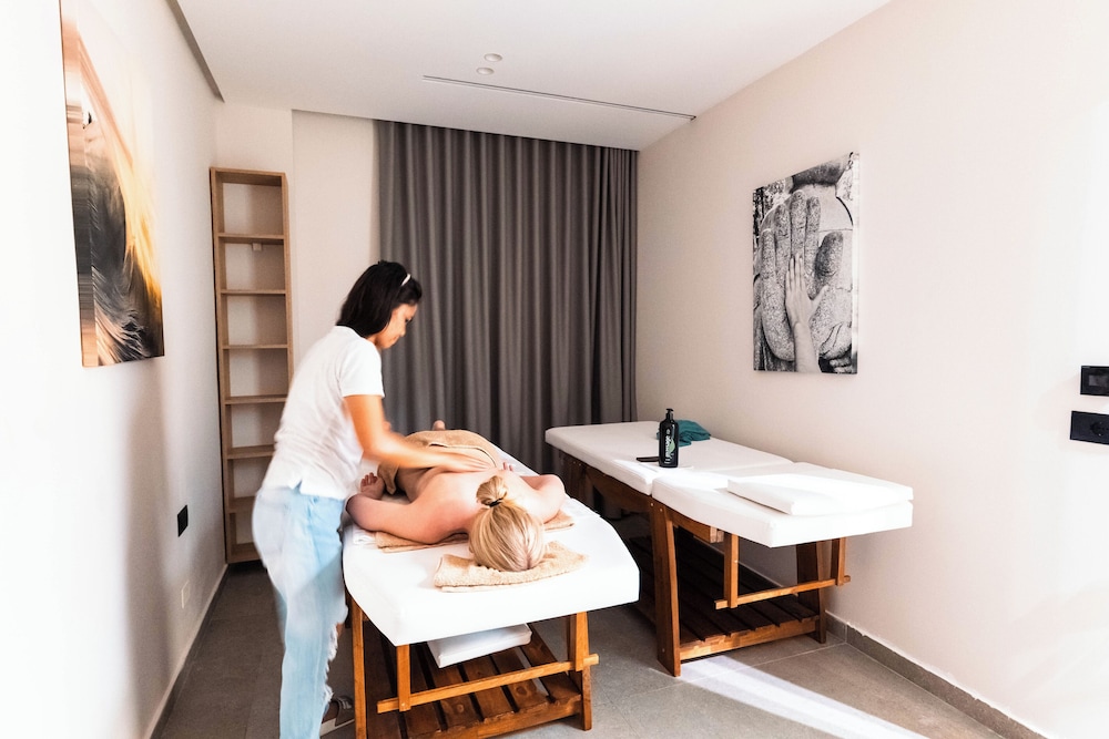 Mazarine Hotel and Restaurant 15/59