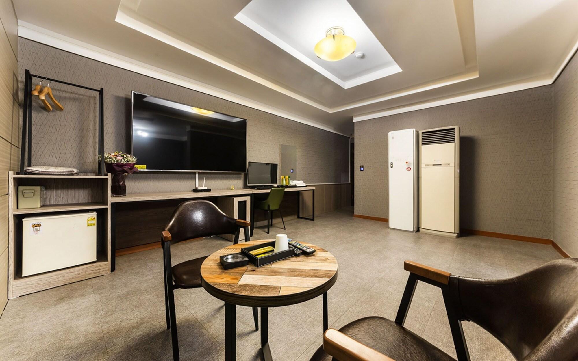 No 1 Hotel 25/44