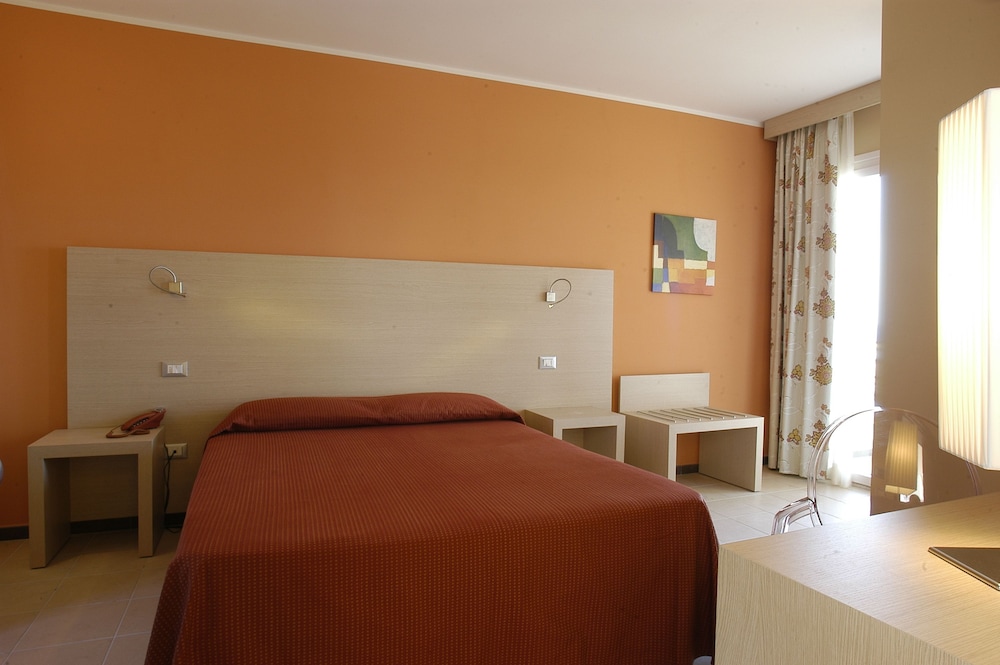 Janus Hotel 8/69