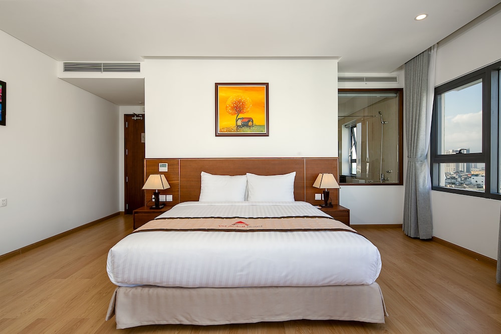 SUITE, KING BED