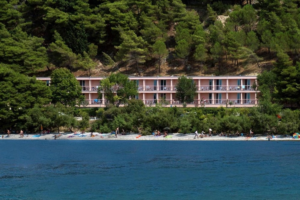 BRZET HOTEL OMIS 42/50