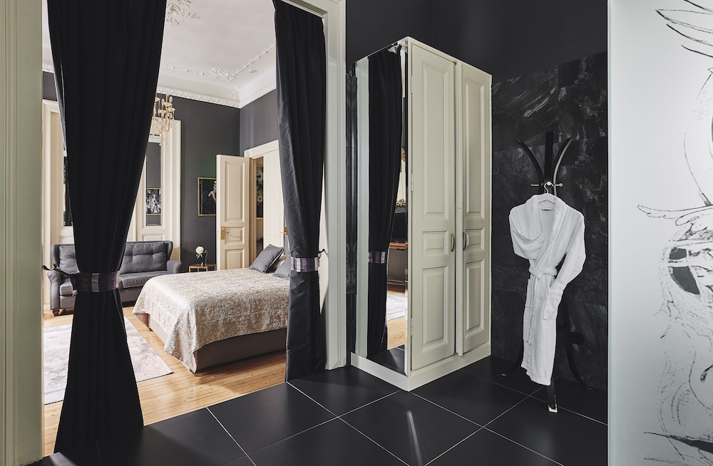 Signature, Suite, King Bed, Queen Bed, Bohemian Suites Athens 5/8