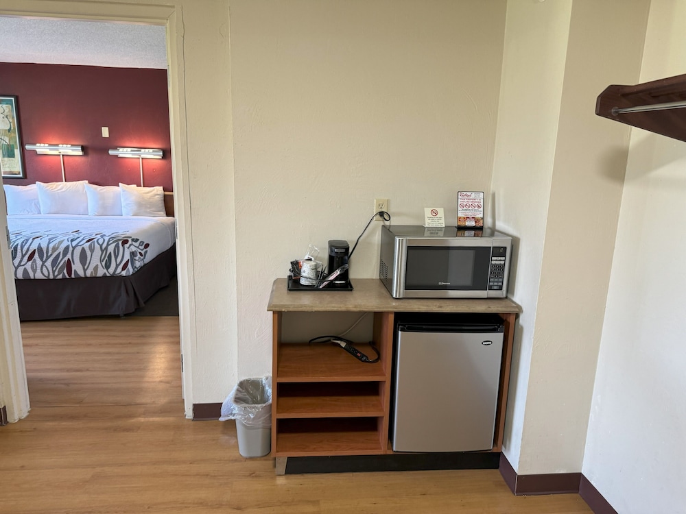 Red Roof Inn and Suites Cleveland - Elyria 40/64