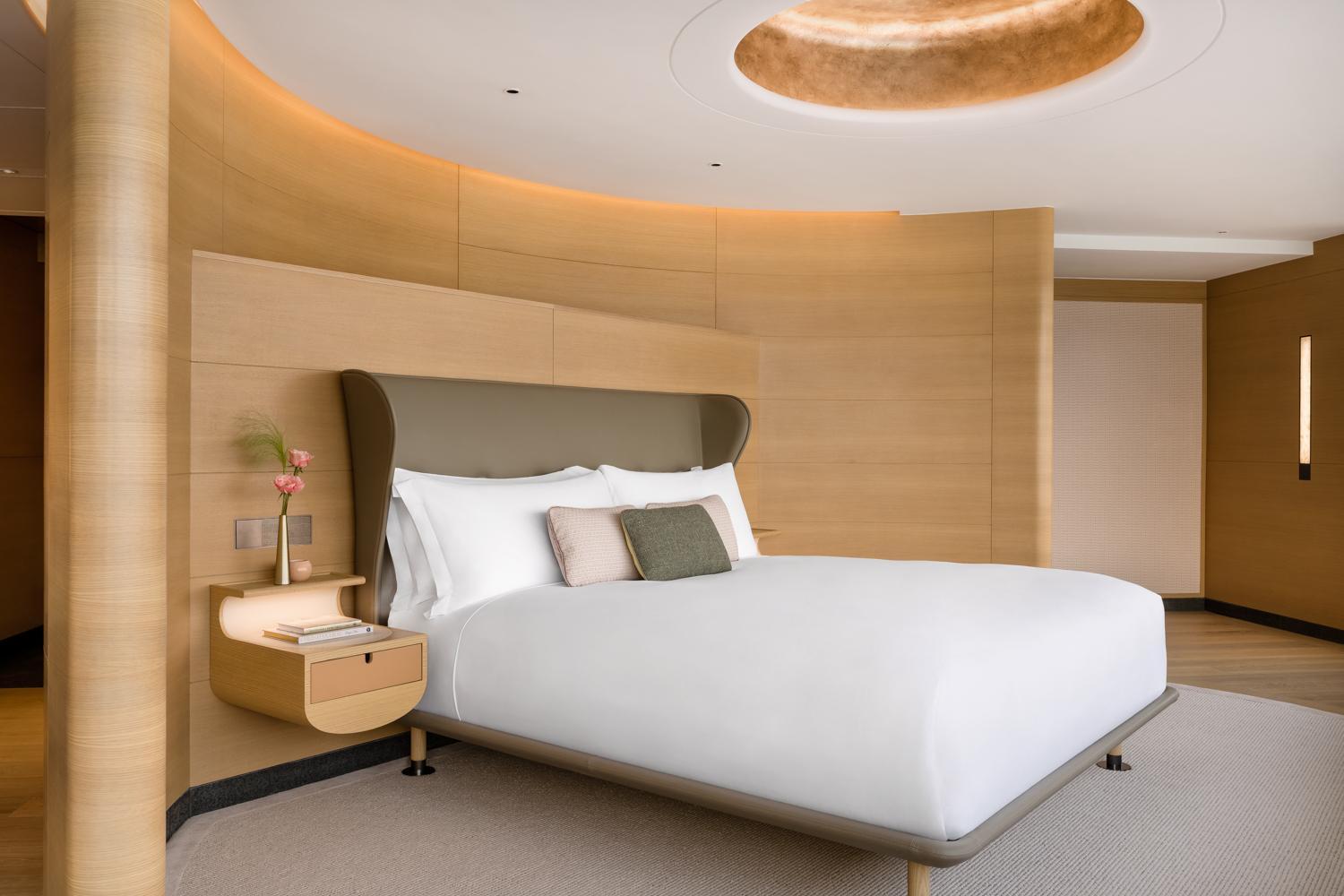 Regent, Suite, King Bed, Sea View, Corner