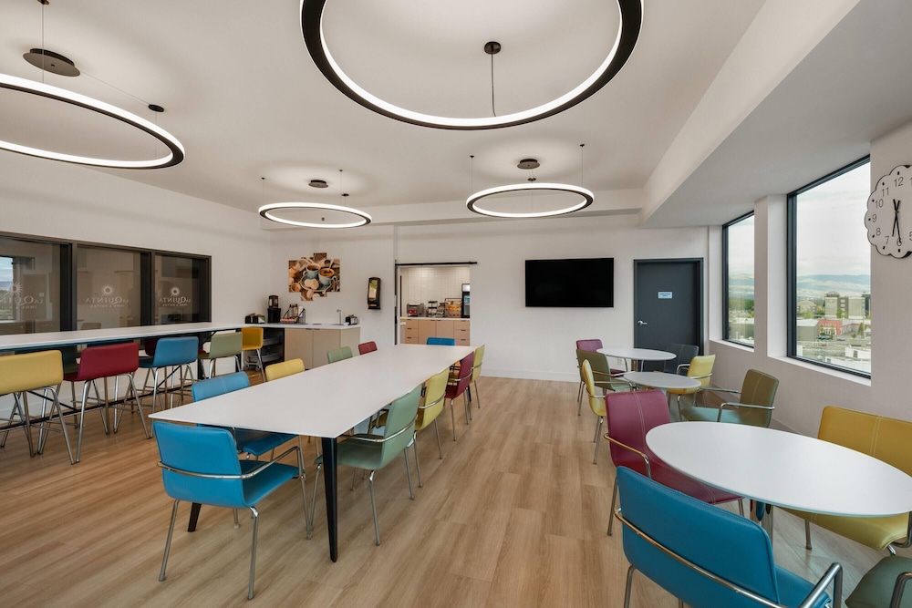 La Quinta Inn & Suites by Wyndham Kelowna BC 40/51