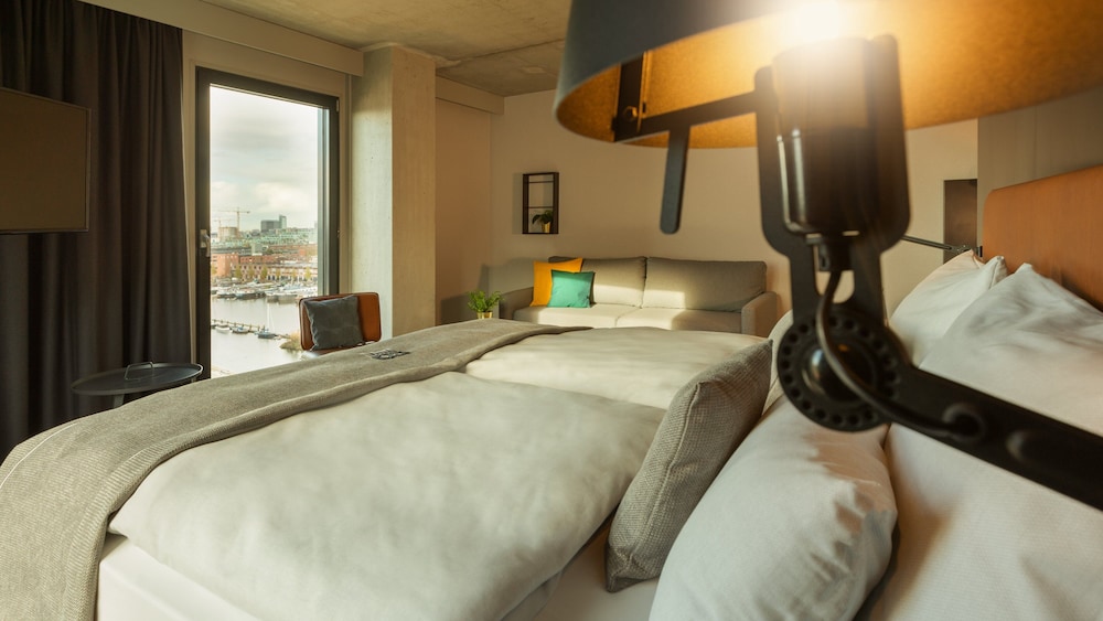 Holiday Inn - the niu, Fender Amsterdam by IHG 18/64