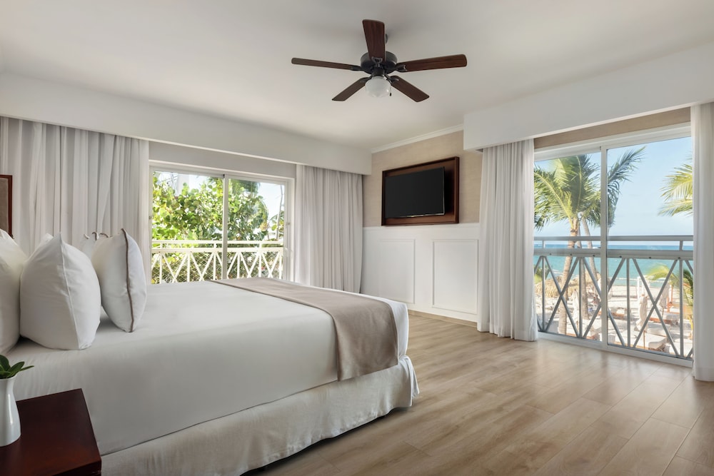 2 Bedrooms, Sun Club, Family Suite, 1 King and 2 Double Beds, Ocean Front, Sofa