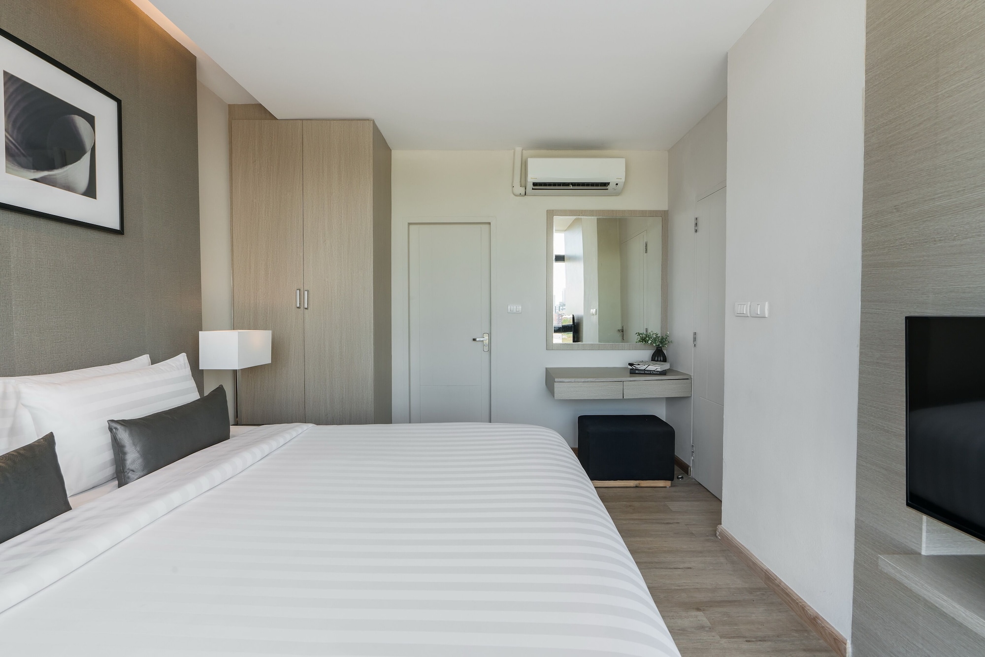 2 BEDROOMS, FAMILY SUITE, KITCHENETTE