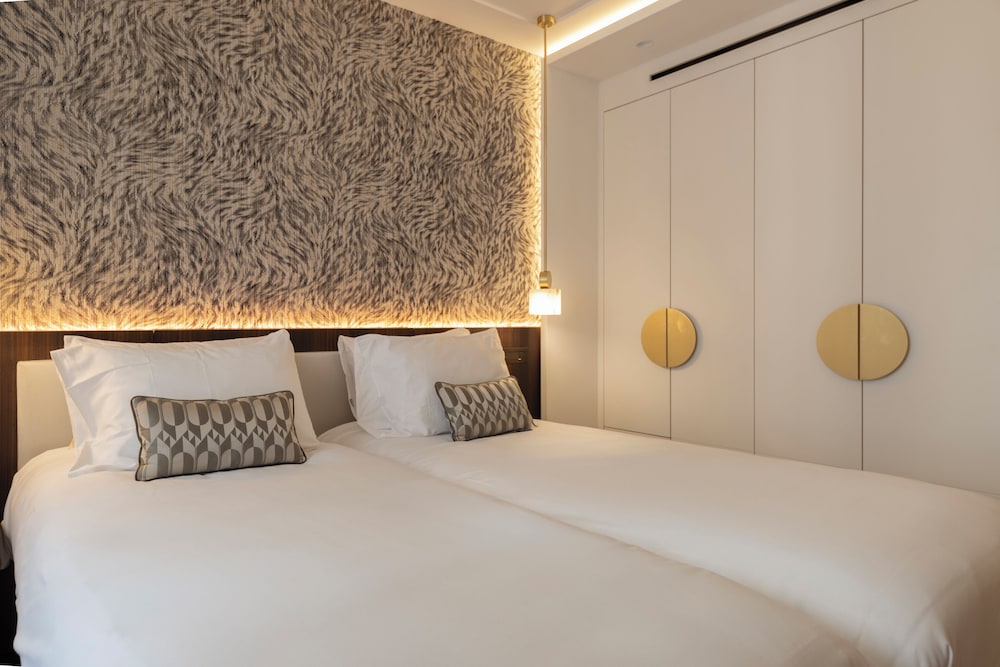 Montaigne, Suite, Queen and Twin Beds
