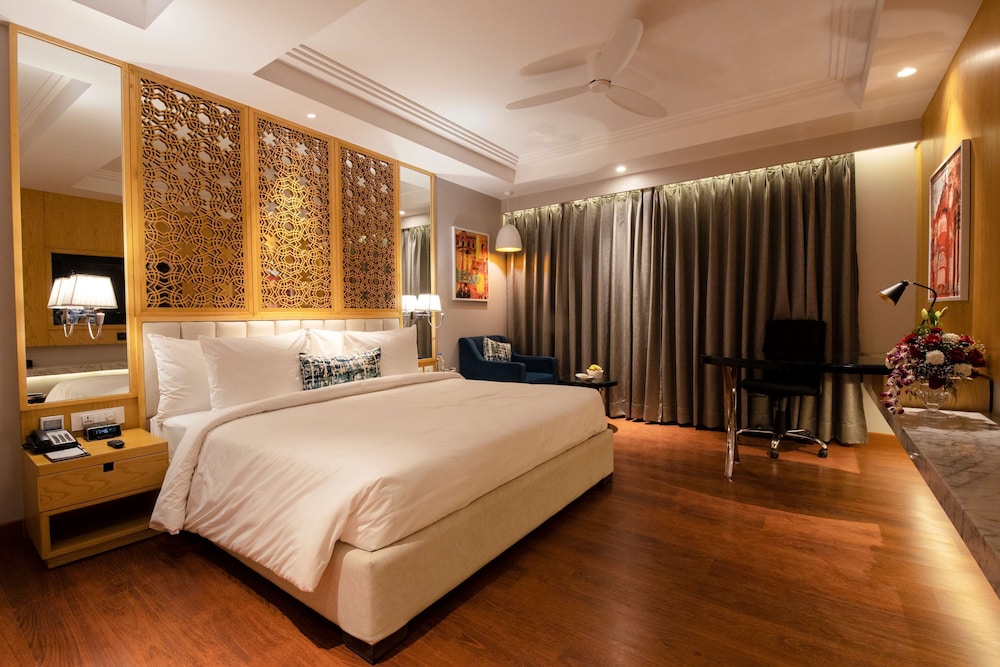 DELUXE, KING BED
