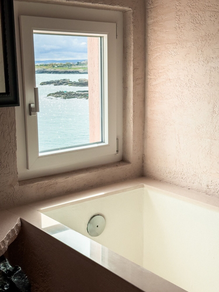 Bellavista Suites 48/50