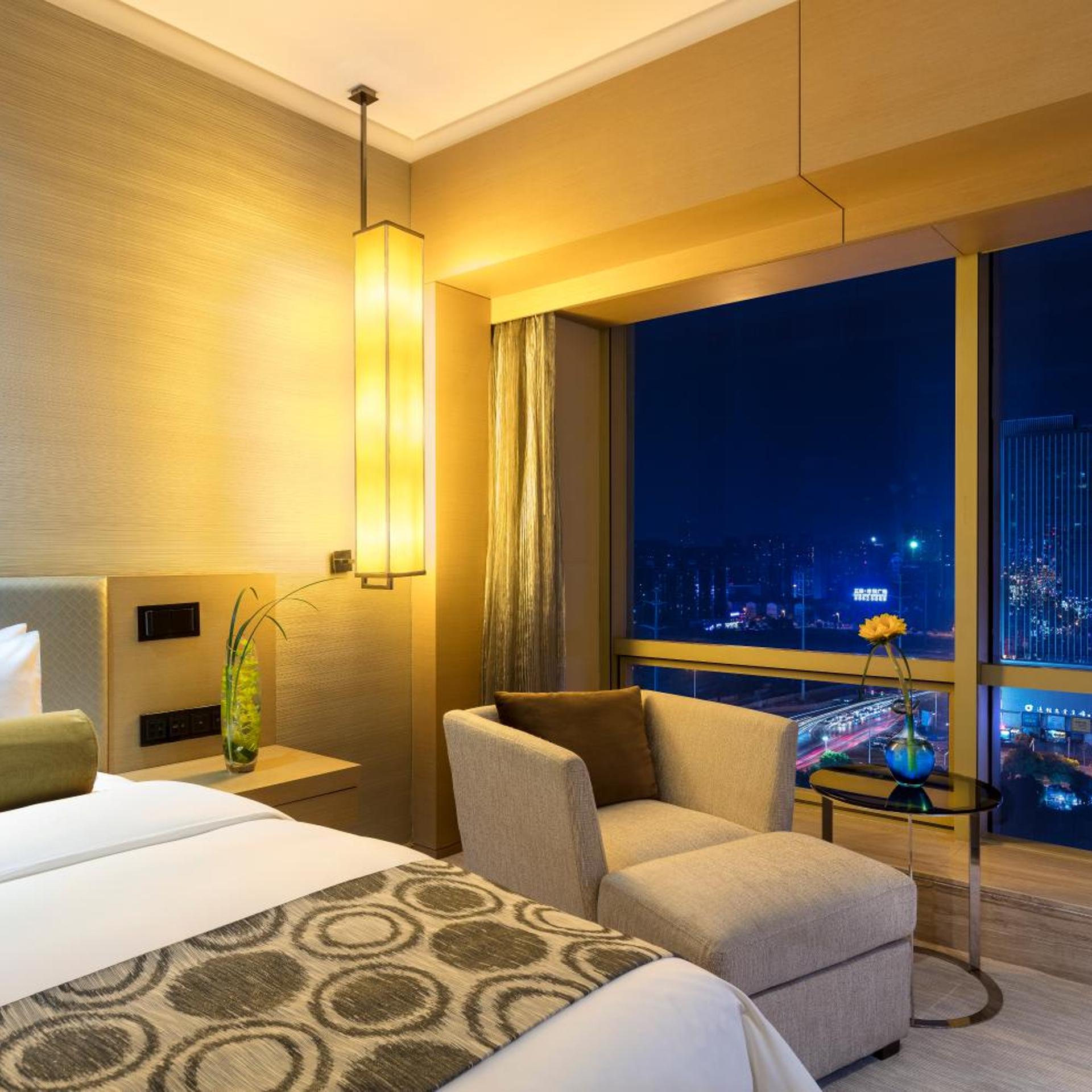 Longchamp Garden Hotel 16/35