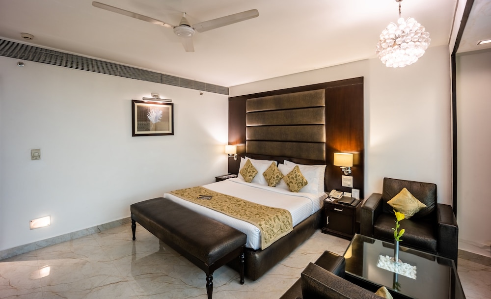 DELUXE, DOUBLE OR TWIN BED