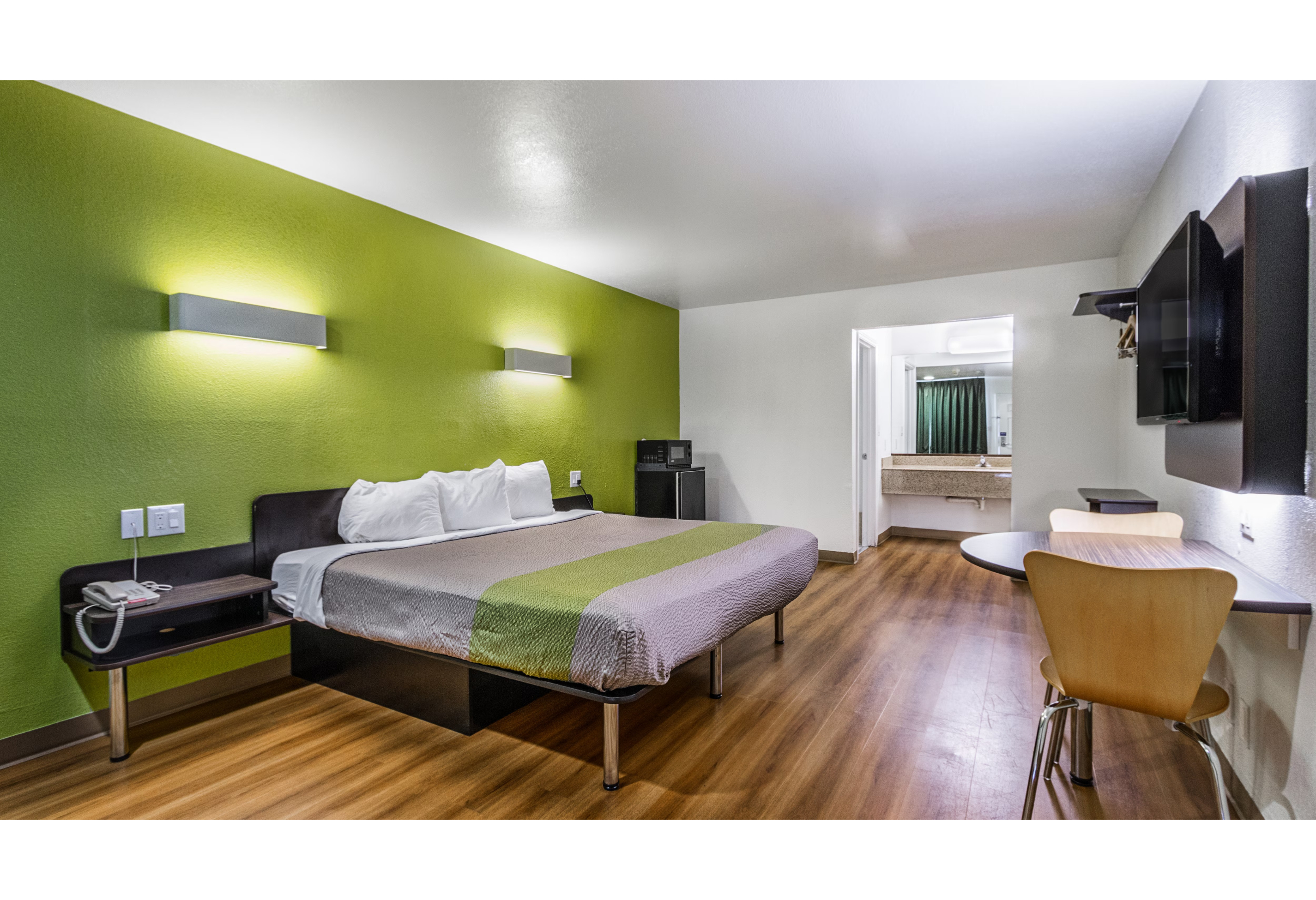 1 King Bed - Non-Smoking, Micfridge
