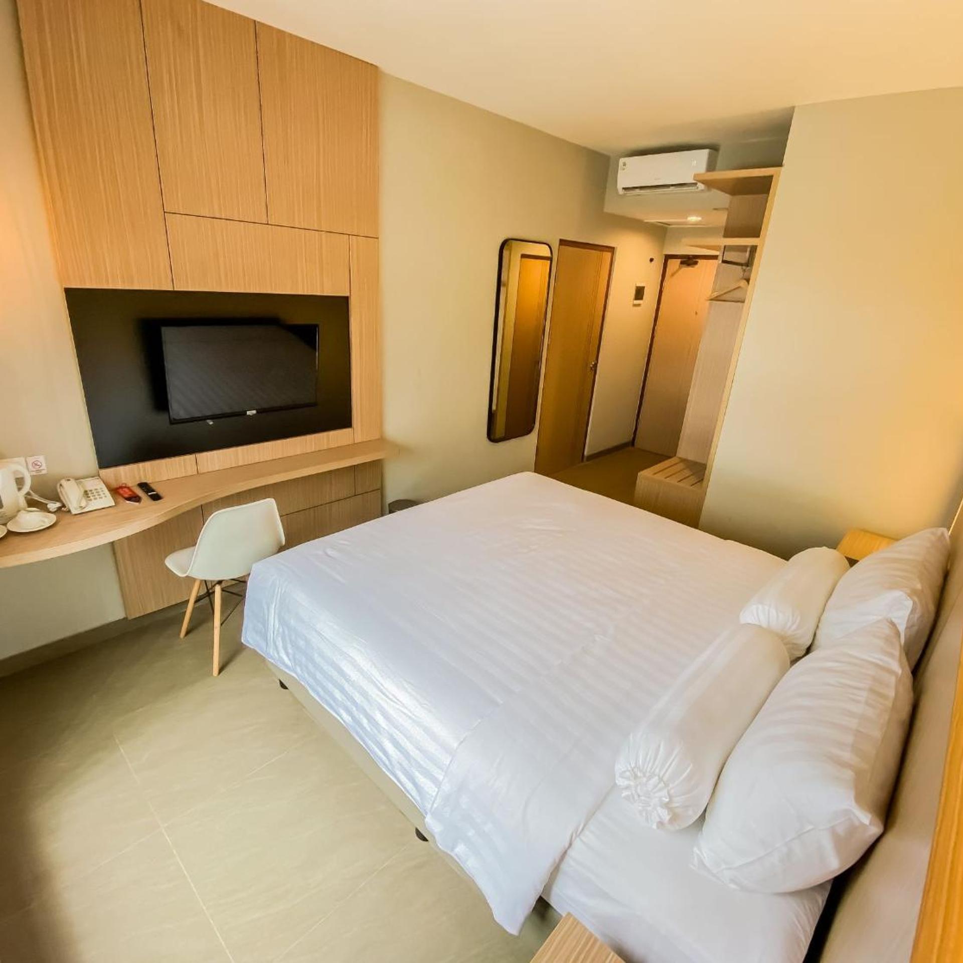 Front One King Hotel Tuban 32/68