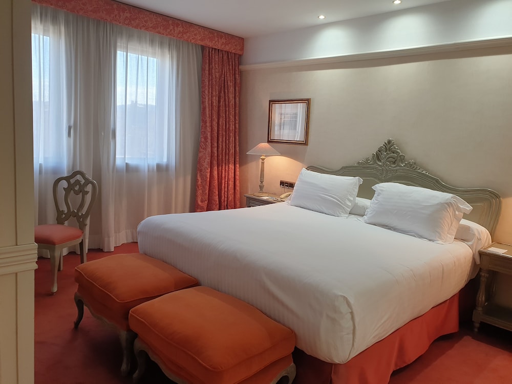 JUNIOR SUITE, KING BED, LIVING AREA