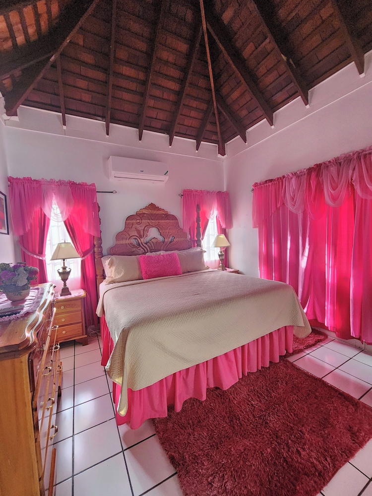 غرفة قياسية بسرير كينج بشرفة، Pinkhibiscus Guest House 5/10