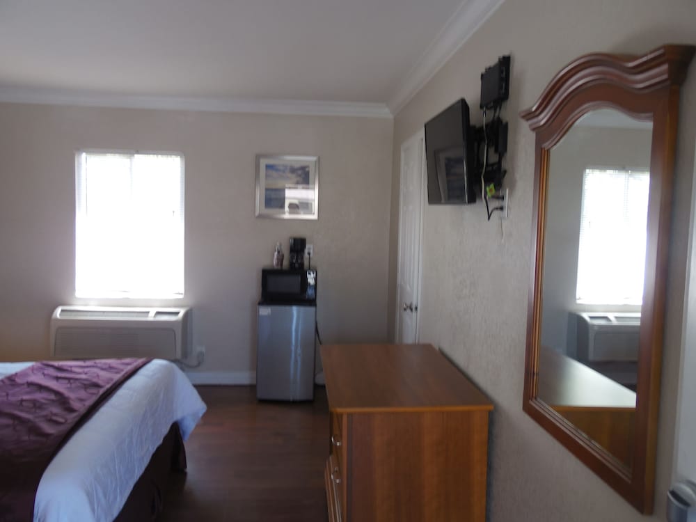 Hi-Way Host Motel 22/56