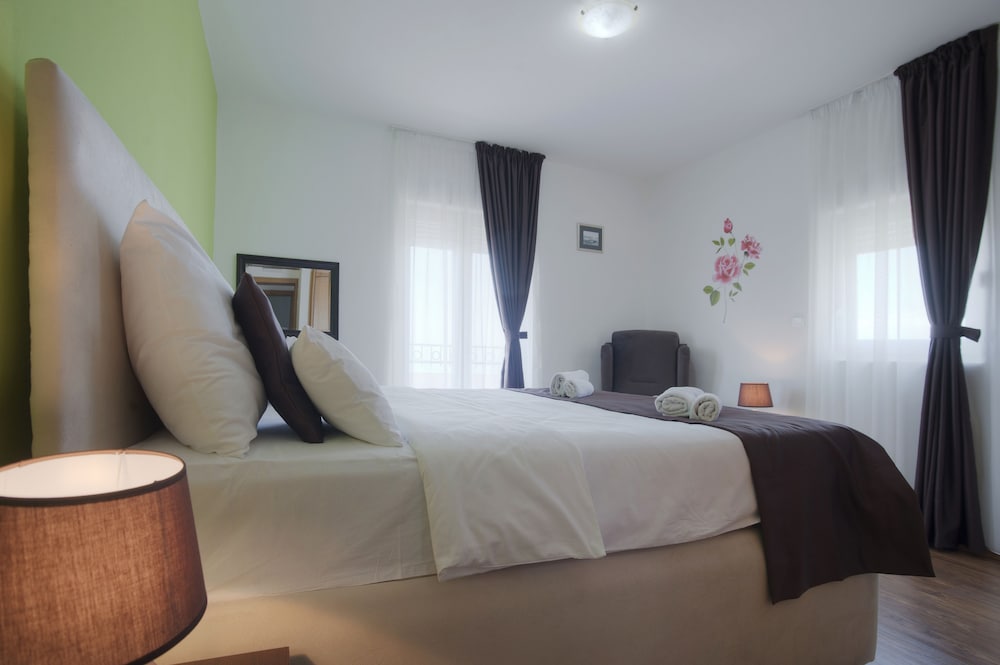 غرفة كلاسيكية بسرير مزدوج بإطلالة على البحر بحمام خاص، Apartments Djurasevic 6/7