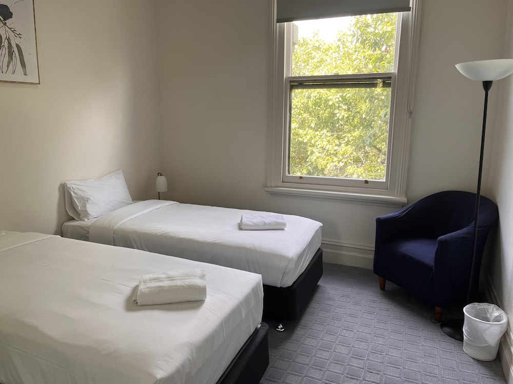 6 Bedrooms, Apartment