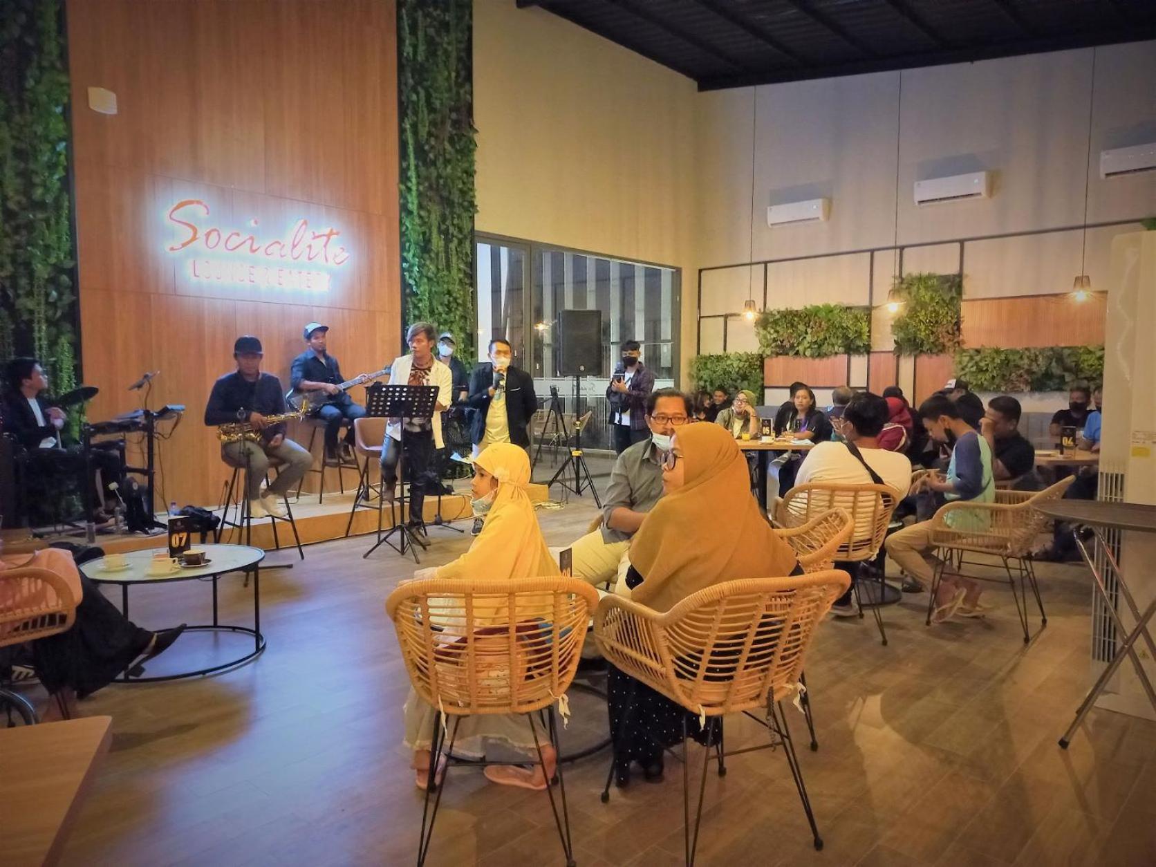 Front One King Hotel Tuban 55/68