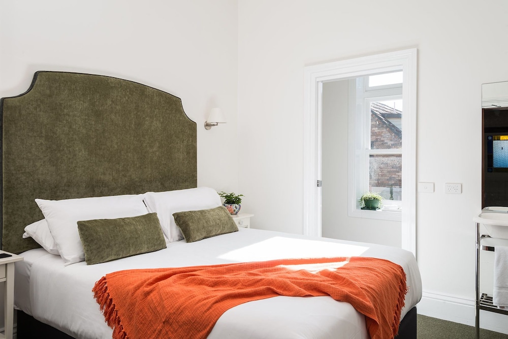 SUITE, QUEEN BED