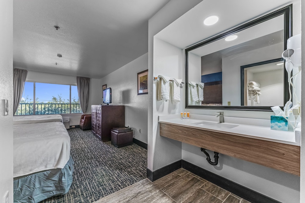 Metro Tempe Extended Stay 51/55