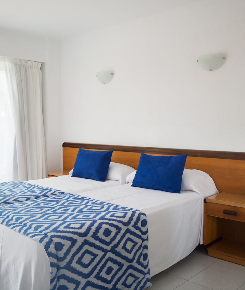 BASIC, TWIN BEDS, BALCONY